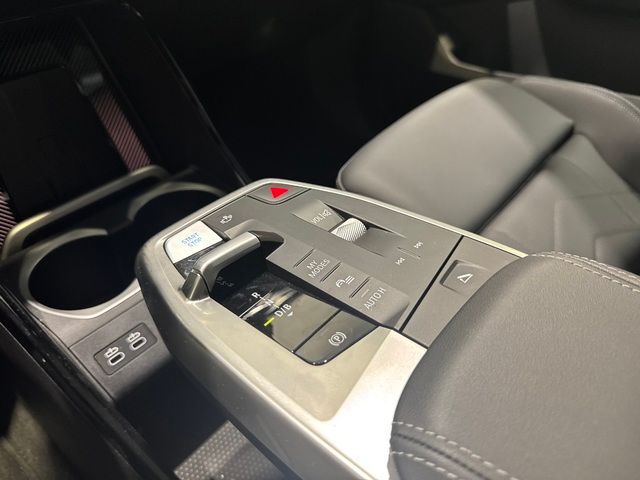 BMW iX1 xDrive30 color Negro. Año 2024. 230KW(313CV). Eléctrico. En concesionario Quadis Munich (Terrassa) de Barcelona