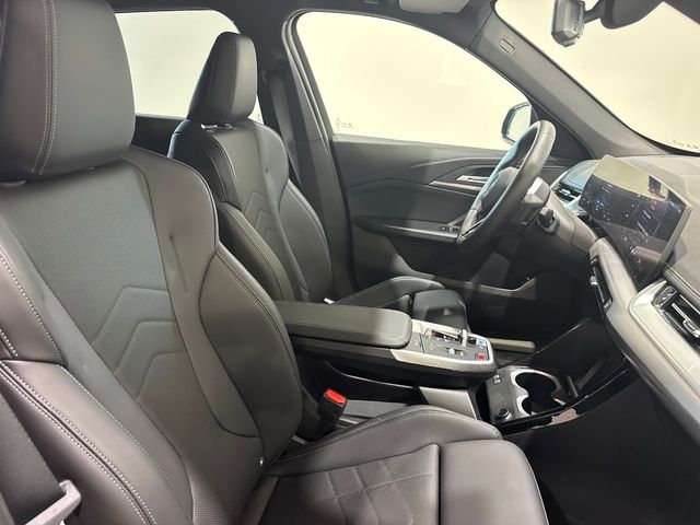 BMW iX1 xDrive30 color Negro. Año 2024. 230KW(313CV). Eléctrico. En concesionario Quadis Munich (Terrassa) de Barcelona