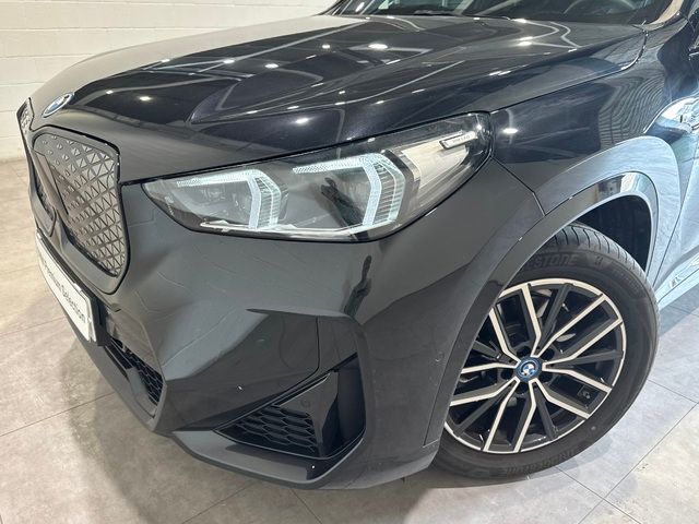 BMW iX1 xDrive30 color Negro. Año 2024. 230KW(313CV). Eléctrico. En concesionario Quadis Munich (Terrassa) de Barcelona