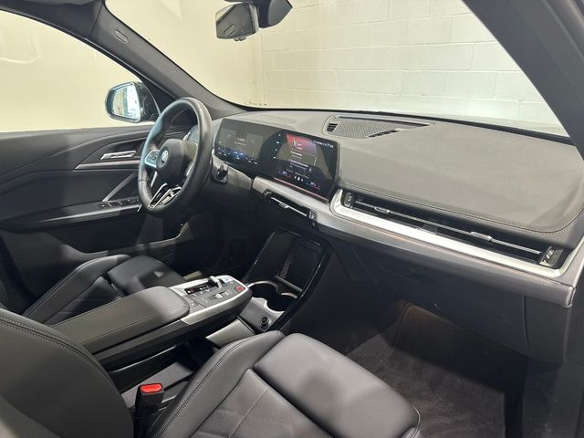 BMW iX1 xDrive30 color Negro. Año 2024. 230KW(313CV). Eléctrico. En concesionario Quadis Munich (Terrassa) de Barcelona