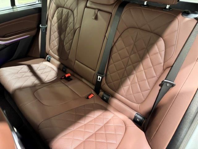 BMW X5 xDrive50e color Gris. Año 2024. 360KW(489CV). Híbrido Electro/Gasolina. En concesionario Quadis Munich de Barcelona