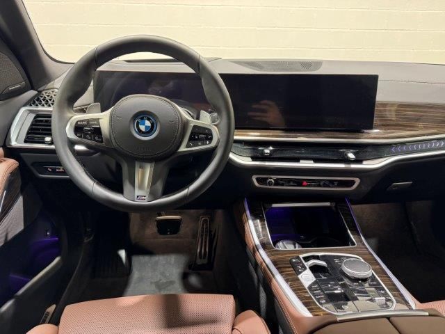 BMW X5 xDrive50e color Gris. Año 2024. 360KW(489CV). Híbrido Electro/Gasolina. En concesionario Quadis Munich de Barcelona