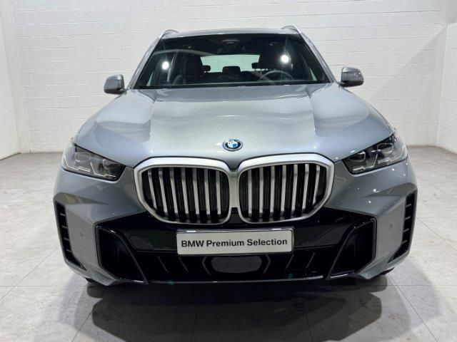 Fotos de BMW X5 xDrive50e color Gris. Año 2024. 360KW(489CV). Híbrido Electro/Gasolina. En concesionario Quadis Munich (Terrassa) de Barcelona