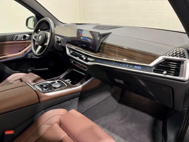 BMW X5 xDrive50e color Gris. Año 2024. 360KW(489CV). Híbrido Electro/Gasolina. En concesionario Quadis Munich de Barcelona