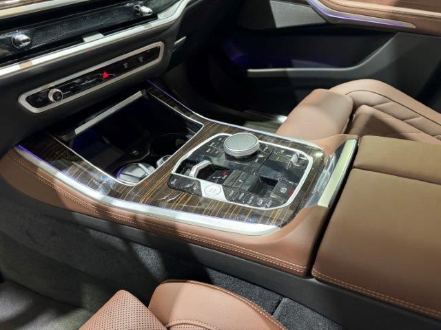 BMW X5 xDrive50e color Gris. Año 2024. 360KW(489CV). Híbrido Electro/Gasolina. En concesionario Quadis Munich de Barcelona