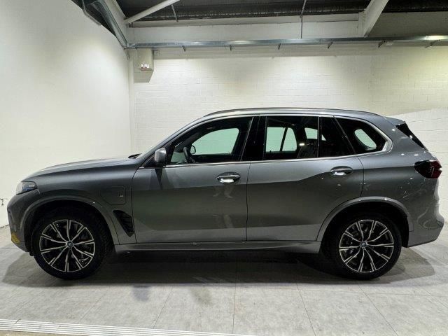 Fotos de BMW X5 xDrive50e color Gris. Año 2024. 360KW(489CV). Híbrido Electro/Gasolina. En concesionario Quadis Munich (Terrassa) de Barcelona