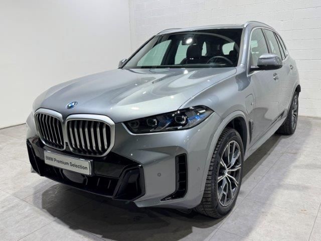 Fotos de BMW X5 xDrive50e color Gris. Año 2024. 360KW(489CV). Híbrido Electro/Gasolina. En concesionario Quadis Munich (Terrassa) de Barcelona