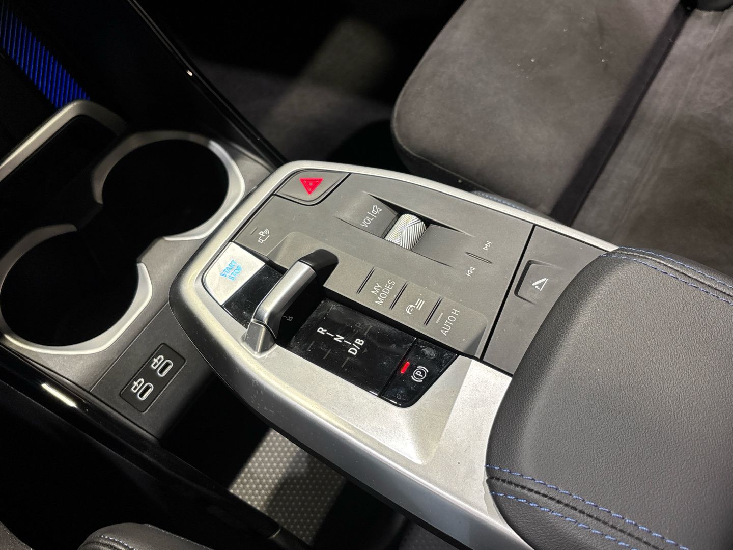 BMW iX1 eDrive20 color Negro. Año 2025. 150KW(204CV). Eléctrico. En concesionario Quadis Munich - Terrassa de Barcelona