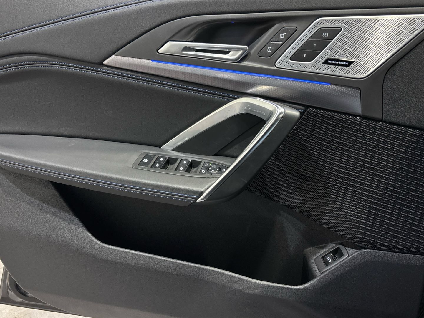 BMW iX1 eDrive20 color Negro. Año 2025. 150KW(204CV). Eléctrico. En concesionario Quadis Munich - Terrassa de Barcelona