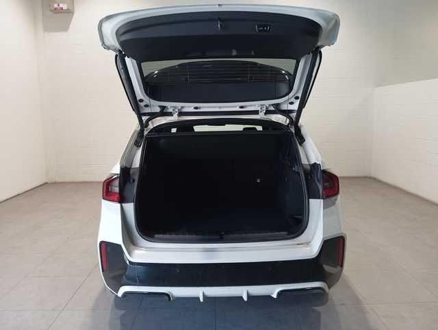 BMW iX1 eDrive20 color Blanco. Año 2025. 150KW(204CV). Eléctrico. En concesionario Quadis Munich (Terrassa) de Barcelona