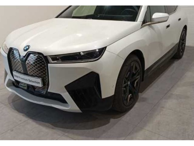 BMW iX xDrive40 color Blanco. Año 2025. 240KW(326CV). Eléctrico. En concesionario Quadis Munich (Terrassa) de Barcelona