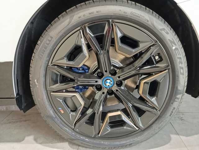 BMW iX xDrive40 color Blanco. Año 2025. 240KW(326CV). Eléctrico. En concesionario Quadis Munich (Terrassa) de Barcelona