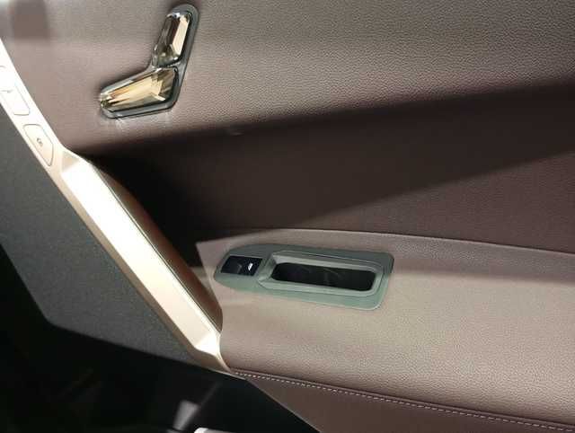 BMW iX xDrive40 color Blanco. Año 2025. 240KW(326CV). Eléctrico. En concesionario Quadis Munich (Terrassa) de Barcelona