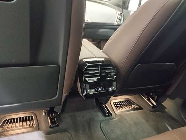 BMW iX xDrive40 color Blanco. Año 2025. 240KW(326CV). Eléctrico. En concesionario Quadis Munich (Terrassa) de Barcelona