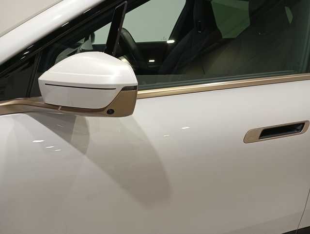 BMW iX xDrive40 color Blanco. Año 2025. 240KW(326CV). Eléctrico. En concesionario Quadis Munich (Terrassa) de Barcelona