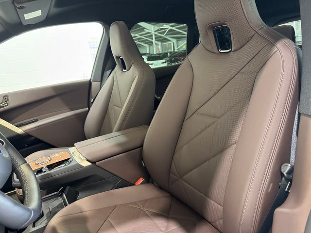 BMW iX xDrive40 color Blanco. Año 2025. 240KW(326CV). Eléctrico. En concesionario Quadis Munich (Terrassa) de Barcelona