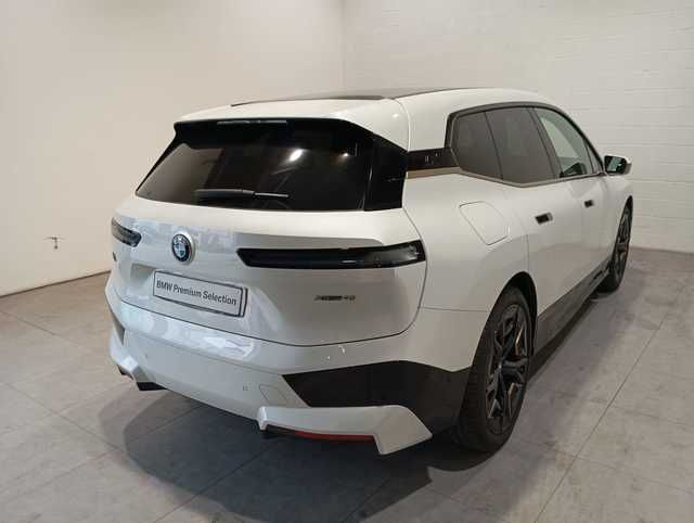 BMW iX xDrive40 color Blanco. Año 2025. 240KW(326CV). Eléctrico. En concesionario Quadis Munich (Terrassa) de Barcelona