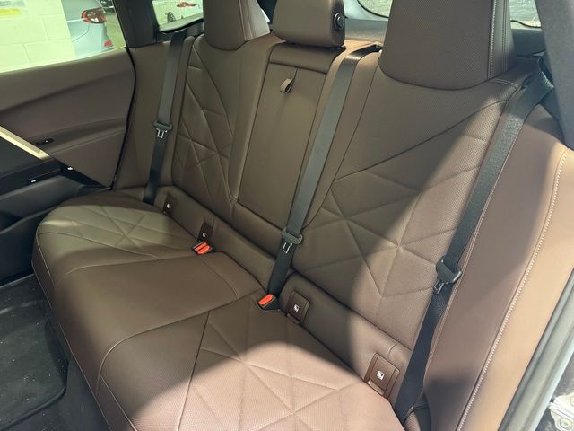 BMW iX xDrive40 color Blanco. Año 2025. 240KW(326CV). Eléctrico. En concesionario Quadis Munich (Terrassa) de Barcelona