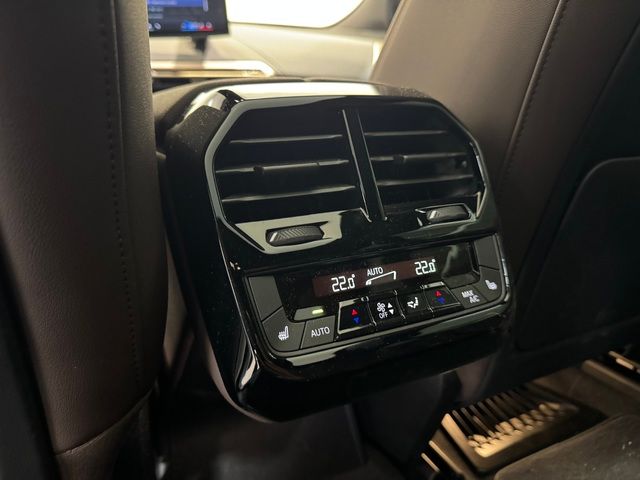 BMW iX xDrive40 color Blanco. Año 2025. 240KW(326CV). Eléctrico. En concesionario Quadis Munich (Terrassa) de Barcelona