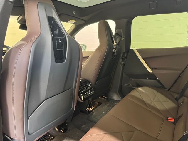 BMW iX xDrive40 color Blanco. Año 2025. 240KW(326CV). Eléctrico. En concesionario Quadis Munich (Terrassa) de Barcelona