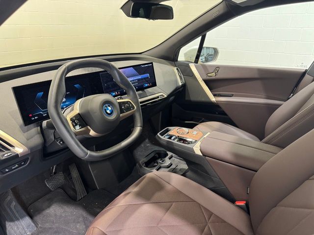 BMW iX xDrive40 color Blanco. Año 2025. 240KW(326CV). Eléctrico. En concesionario Quadis Munich (Terrassa) de Barcelona