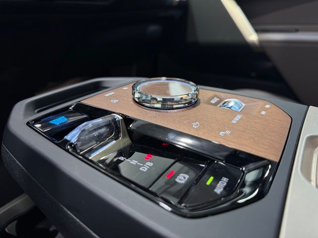 BMW iX xDrive40 color Blanco. Año 2025. 240KW(326CV). Eléctrico. En concesionario Quadis Munich (Terrassa) de Barcelona