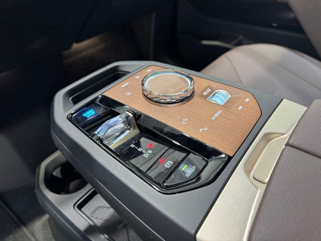 BMW iX xDrive40 color Blanco. Año 2025. 240KW(326CV). Eléctrico. En concesionario Quadis Munich (Terrassa) de Barcelona