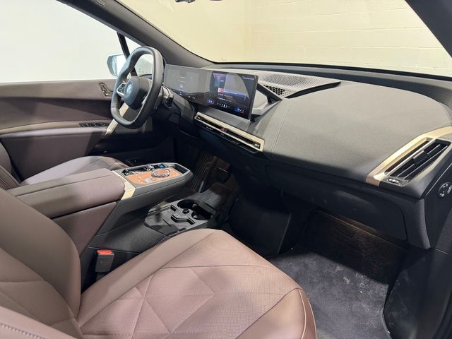 BMW iX xDrive40 color Blanco. Año 2025. 240KW(326CV). Eléctrico. En concesionario Quadis Munich (Terrassa) de Barcelona