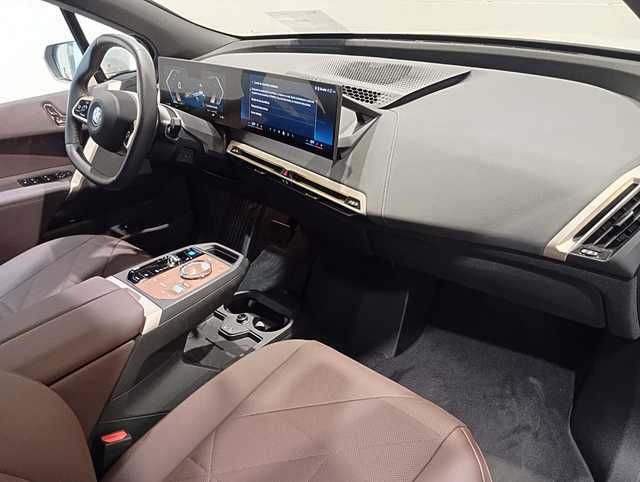 BMW iX xDrive40 color Blanco. Año 2025. 240KW(326CV). Eléctrico. En concesionario Quadis Munich (Terrassa) de Barcelona