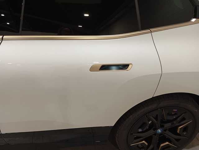 BMW iX xDrive40 color Blanco. Año 2025. 240KW(326CV). Eléctrico. En concesionario Quadis Munich (Terrassa) de Barcelona