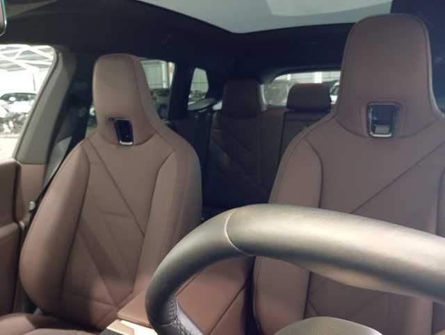 BMW iX xDrive40 color Blanco. Año 2025. 240KW(326CV). Eléctrico. En concesionario Quadis Munich (Terrassa) de Barcelona