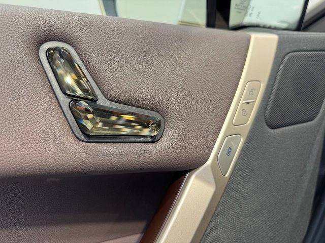 BMW iX xDrive40 color Blanco. Año 2025. 240KW(326CV). Eléctrico. En concesionario Quadis Munich (Terrassa) de Barcelona