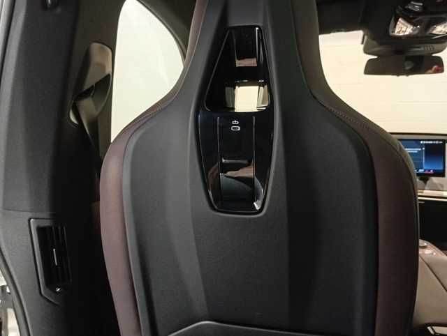 BMW iX xDrive40 color Blanco. Año 2025. 240KW(326CV). Eléctrico. En concesionario Quadis Munich (Terrassa) de Barcelona