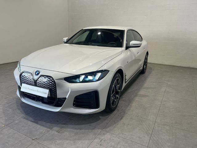 Fotos de BMW i4 eDrive40 color Blanco. Año 2025. 250KW(340CV). Eléctrico. En concesionario Quadis Munich (Manresa) de Barcelona