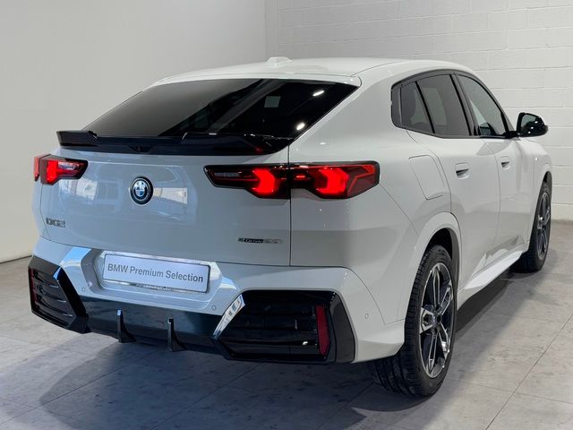 BMW iX2 eDrive20 color Blanco. Año 2024. 150KW(204CV). Eléctrico. En concesionario Quadis Munich (Terrassa) de Barcelona