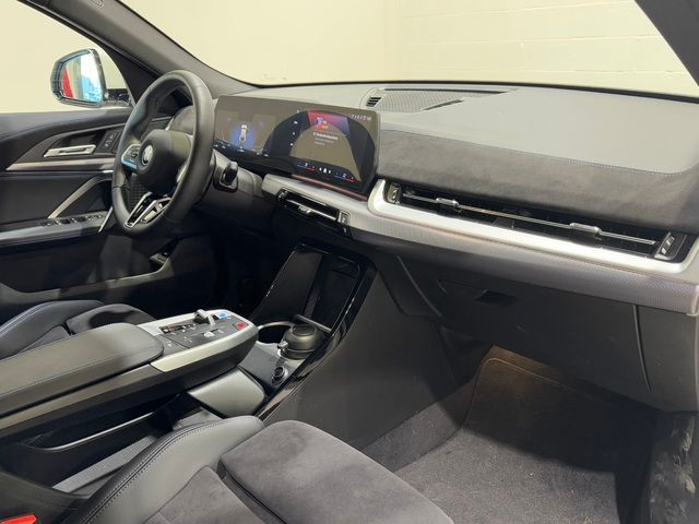 BMW iX2 eDrive20 color Blanco. Año 2024. 150KW(204CV). Eléctrico. En concesionario Quadis Munich (Terrassa) de Barcelona