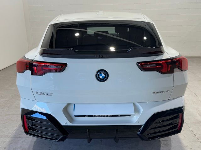 BMW iX2 eDrive20 color Blanco. Año 2024. 150KW(204CV). Eléctrico. En concesionario Quadis Munich (Terrassa) de Barcelona