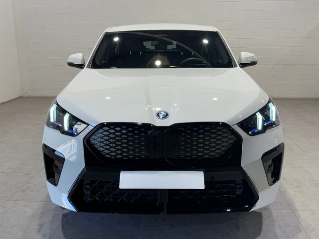 BMW iX2 eDrive20 color Blanco. Año 2024. 150KW(204CV). Eléctrico. En concesionario Quadis Munich (Terrassa) de Barcelona