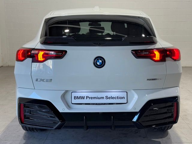 BMW iX2 eDrive20 color Blanco. Año 2024. 150KW(204CV). Eléctrico. En concesionario Quadis Munich (Terrassa) de Barcelona
