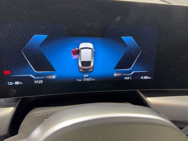 BMW iX2 eDrive20 color Blanco. Año 2024. 150KW(204CV). Eléctrico. En concesionario Quadis Munich (Terrassa) de Barcelona