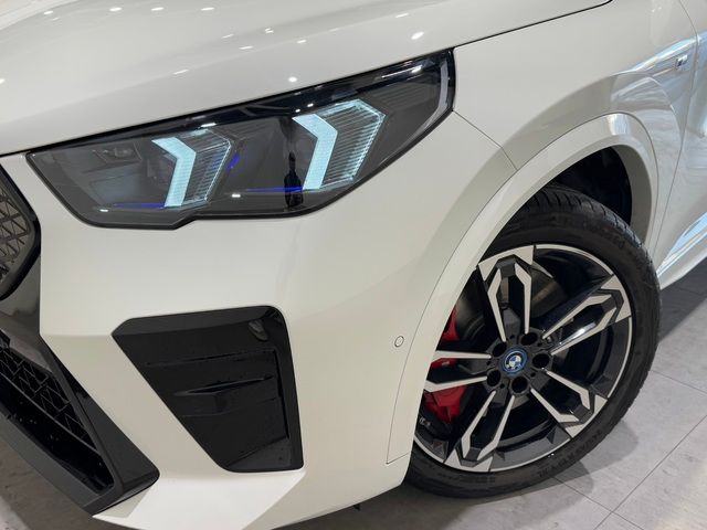 BMW iX2 eDrive20 color Blanco. Año 2024. 150KW(204CV). Eléctrico. En concesionario Quadis Munich (Terrassa) de Barcelona