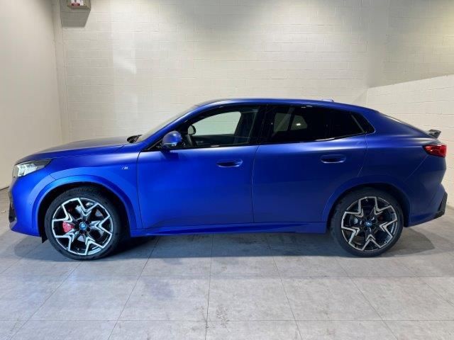 Fotos de BMW iX2 xDrive30 color Azul. Año 2025. 230KW(313CV). Eléctrico. En concesionario Quadis Munich (Manresa) de Barcelona