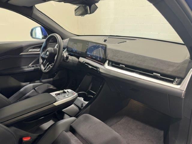 BMW iX2 xDrive30 color Azul. Año 2025. 230KW(313CV). Eléctrico. En concesionario Quadis Munich - Terrassa de Barcelona