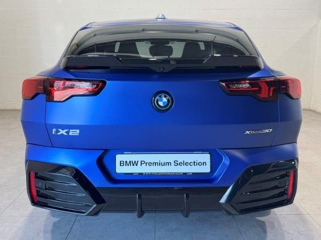 BMW iX2 xDrive30 color Azul. Año 2025. 230KW(313CV). Eléctrico. En concesionario Quadis Munich - Terrassa de Barcelona