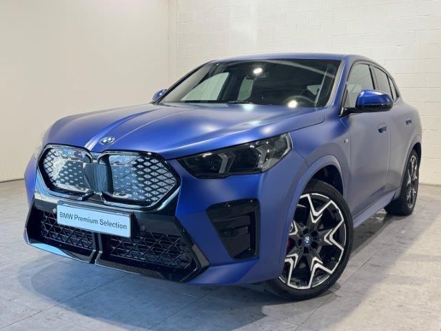 BMW iX2 xDrive30 color Azul. Año 2025. 230KW(313CV). Eléctrico. En concesionario Quadis Munich - Terrassa de Barcelona
