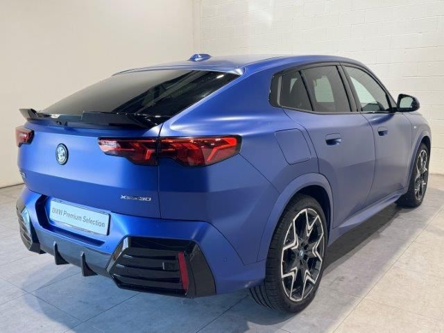 BMW iX2 xDrive30 color Azul. Año 2025. 230KW(313CV). Eléctrico. En concesionario Quadis Munich - Terrassa de Barcelona