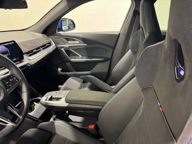 BMW iX2 xDrive30 color Azul. Año 2025. 230KW(313CV). Eléctrico. En concesionario Quadis Munich - Terrassa de Barcelona