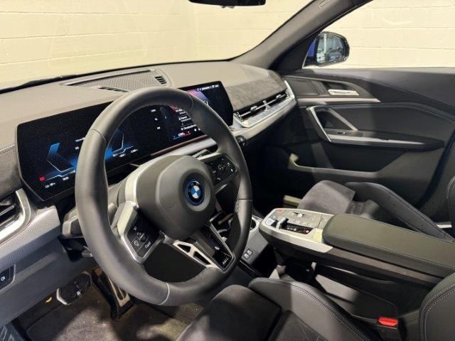 BMW iX2 xDrive30 color Azul. Año 2025. 230KW(313CV). Eléctrico. En concesionario Quadis Munich - Terrassa de Barcelona