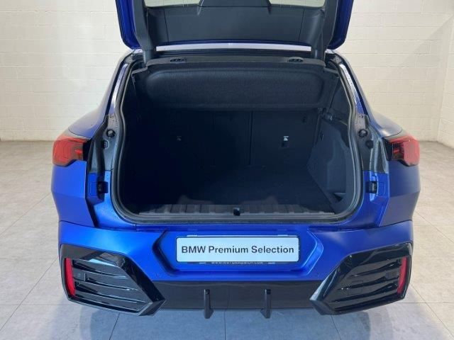 BMW iX2 xDrive30 color Azul. Año 2025. 230KW(313CV). Eléctrico. En concesionario Quadis Munich - Terrassa de Barcelona