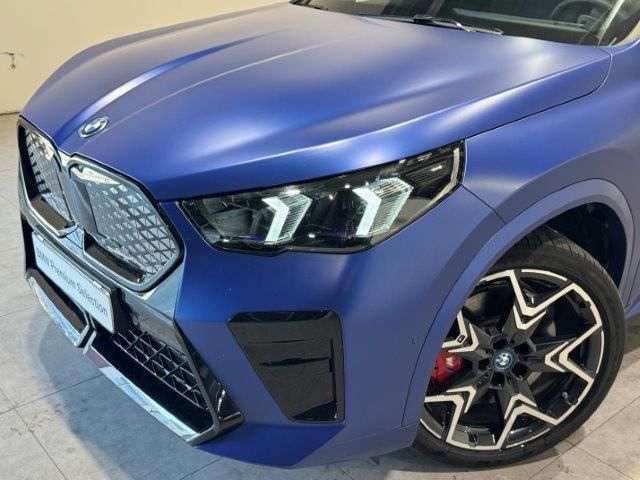 BMW iX2 xDrive30 color Azul. Año 2025. 230KW(313CV). Eléctrico. En concesionario Quadis Munich - Terrassa de Barcelona